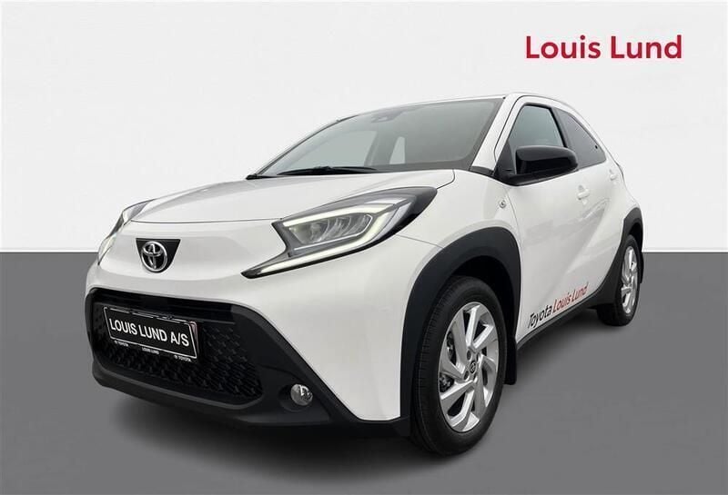 040 pure white Ny 2024 Toyota Aygo Active Hatchback | 159.900 kr. (Lidt for dyr) - Billede 1/2