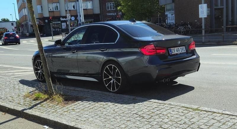 Mineralgrå Brugt 2018 BMW 320 M Sport Sedan | 279.300 kr. (Dyr) - Billede 1/4