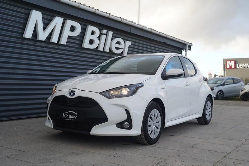 Hvid Brugt 2021 Toyota Yaris Hybrid H2 Hatchback | 174.900 kr. (God pris) - Billede 1/4