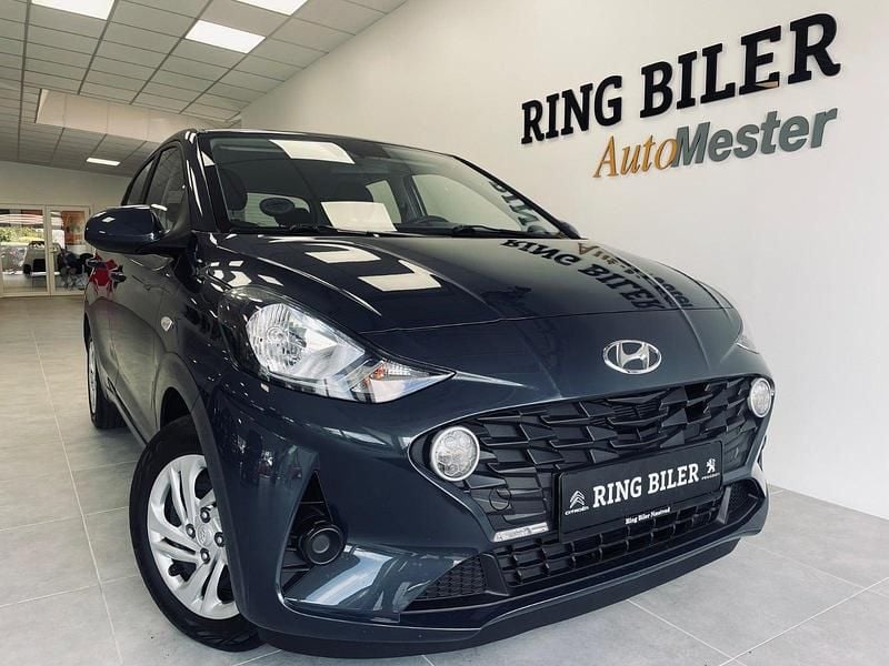 Blåmetal Brugt 2023 Hyundai i10 Advanced Hatchback | 109.800 kr. - Billede 1/3