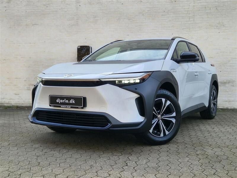 Platinum pearl white Ny 2024 Toyota bZ4X Active SUV | 299.900 kr. (Fair pris) - Billede 1/2