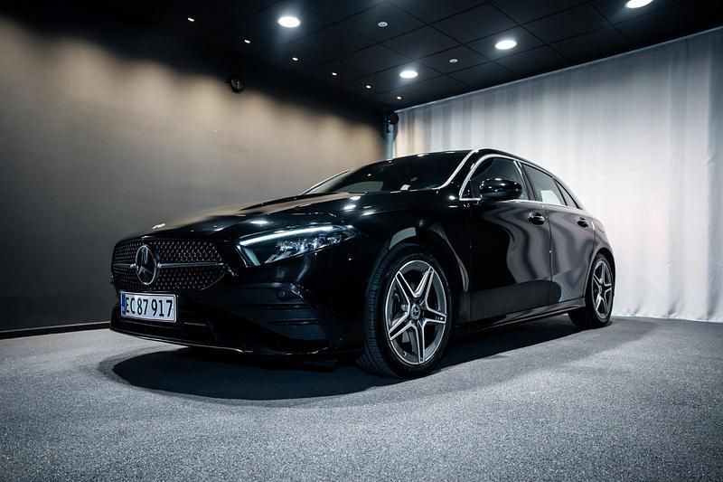 Farve: sort Brugt 2024 Mercedes A200 AMG | 374.900 kr. (God pris) - Billede 1/4
