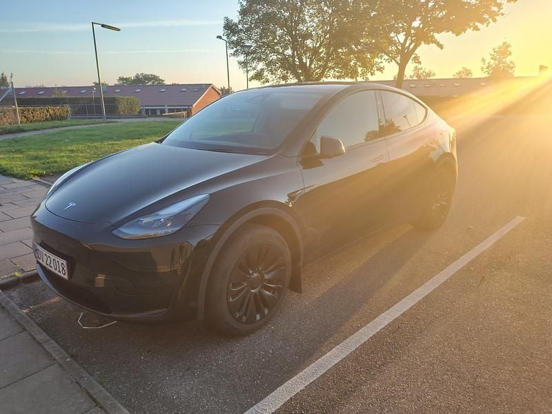 Sort Brugt 2024 Tesla Model Y Long Range RWD SUV | 305.000 kr. (Fair pris) - Billede 1/2