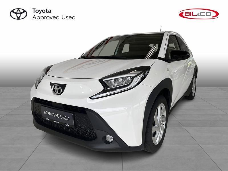 040 pure white Brugt 2024 Toyota Aygo Active Hatchback | 169.900 kr. (Fair pris) - Billede 1/4