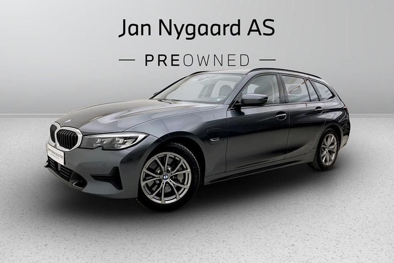 Gråmetal Brugt 2021 BMW 330e Sport Line Stationcar | 299.000 kr. (Fair pris) - Billede 1/3