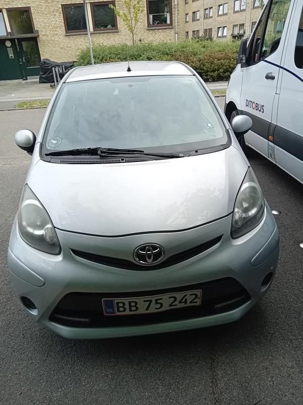 Beige Brugt 2013 Toyota Aygo T2 Hatchback | 22.900 kr. (Super pris) - Billede 1/4