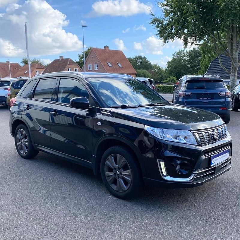 Sortmetal Brugt 2020 Suzuki Vitara Active SUV | 159.900 kr. (Fair pris) - Billede 1/1