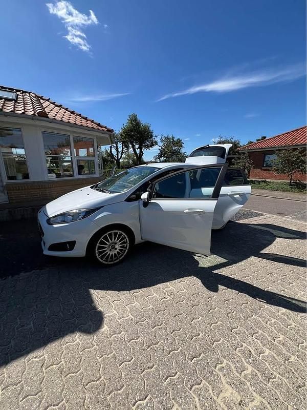 Brugt Ford Fiesta 101 HK (74 kW) 2013 Hvid Hatchback