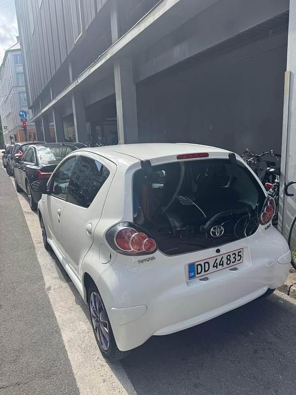 Brugt Toyota Aygo 68 HK (50 kW) 2013 Hvid Hatchback