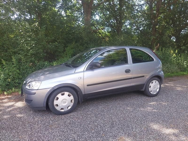 Farve: lysblåmetal Brugt 2003 Opel Corsa Family Hatchback | 19.900 kr. - Billede 1/4