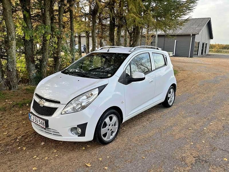 Hvid Brugt 2012 Chevrolet Spark Hatchback | 23.500 kr. (Fair pris) - Billede 1/4