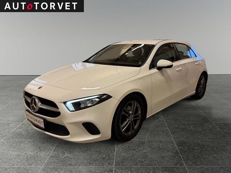 Hvid Brugt 2018 Mercedes A180 Urban Hatchback | 149.700 kr. (God pris) - Billede 1/4