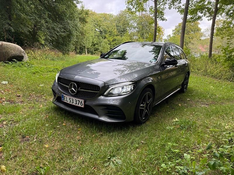Gråmetal Brugt 2019 Mercedes C300e AMG line Stationcar | 294.700 kr. (Lidt for dyr) - Billede 1/4