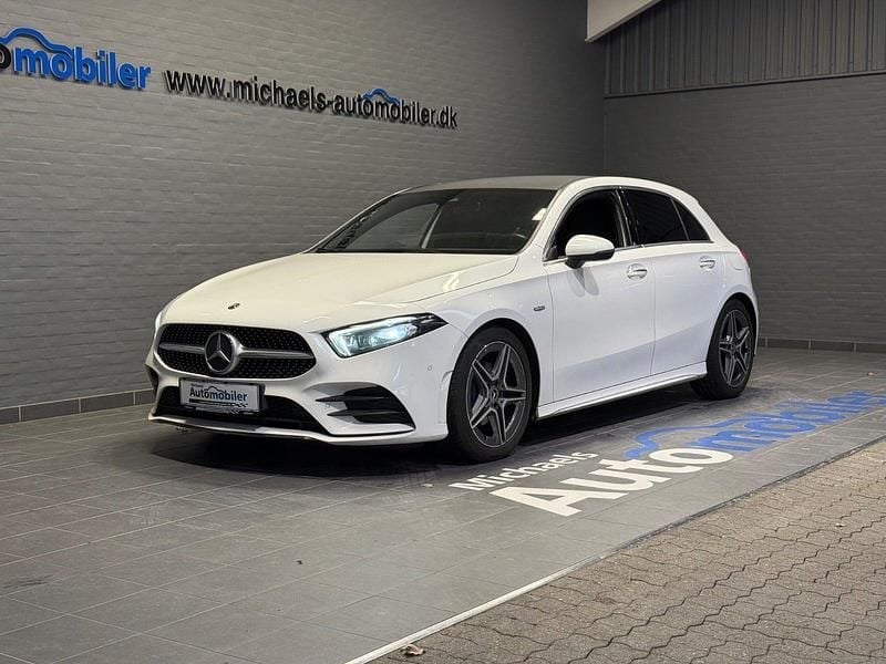 Hvid Brugt 2019 Mercedes A200 AMG line Hatchback | 169.900 kr. (Lidt for dyr) - Billede 1/4