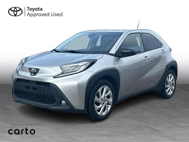 Shimmering silver Brugt 2022 Toyota Aygo X Active SUV | 139.900 kr. (Fair pris) - Billede 1/3