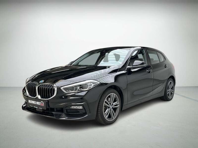 Sort Brugt 2020 BMW 118 Sport Line Hatchback | 209.980 kr. (Fair pris) - Billede 1/4