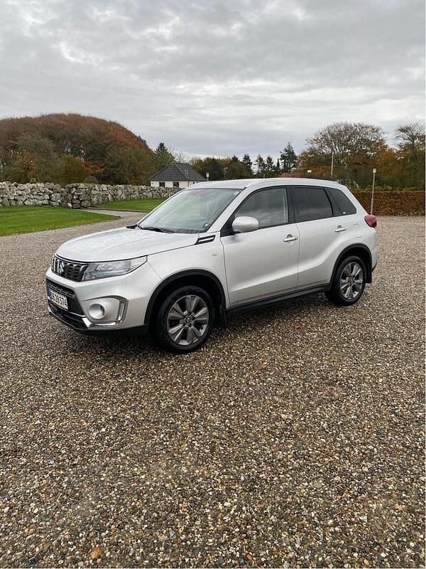 Zcc sølv metal Brugt 2021 Suzuki Vitara Active SUV | 159.800 kr. - Billede 1/4
