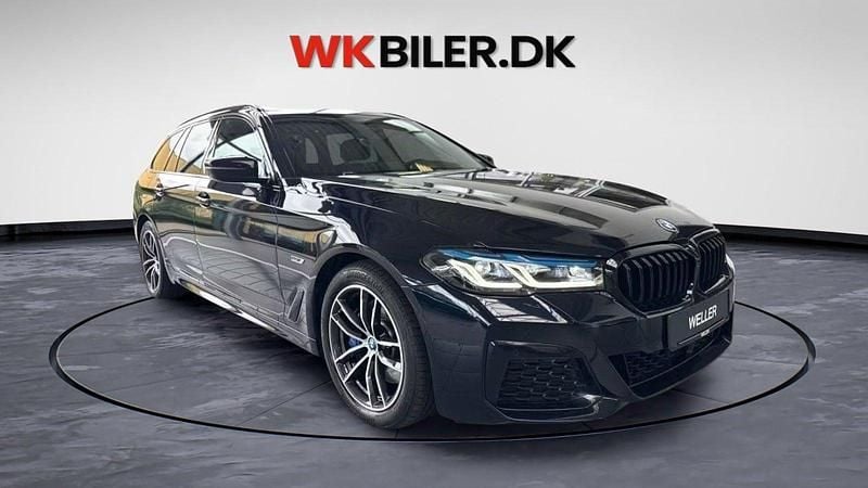 Carbonsortmetal Brugt 2021 BMW 530e M Sport Stationcar | 499.900 kr. - Billede 1/4