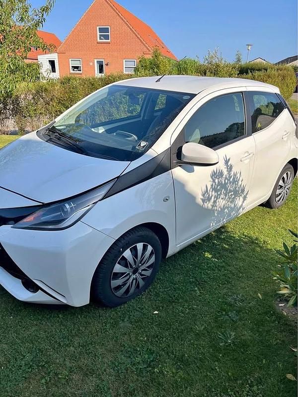 Hvid Brugt 2014 Toyota Aygo Hatchback | 60.000 kr. (Fair pris) - Billede 1/4