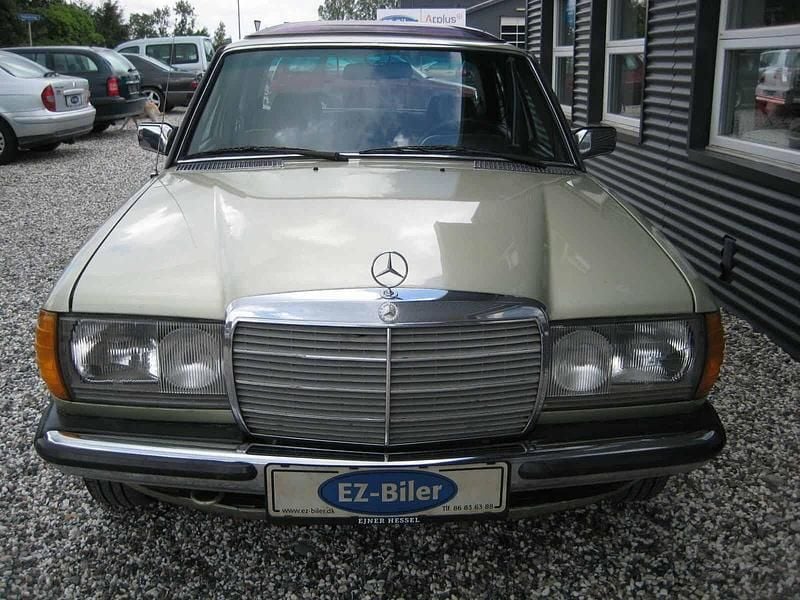 Brugt Mercedes 300 88 HK (64 kW) 1984 Grøn