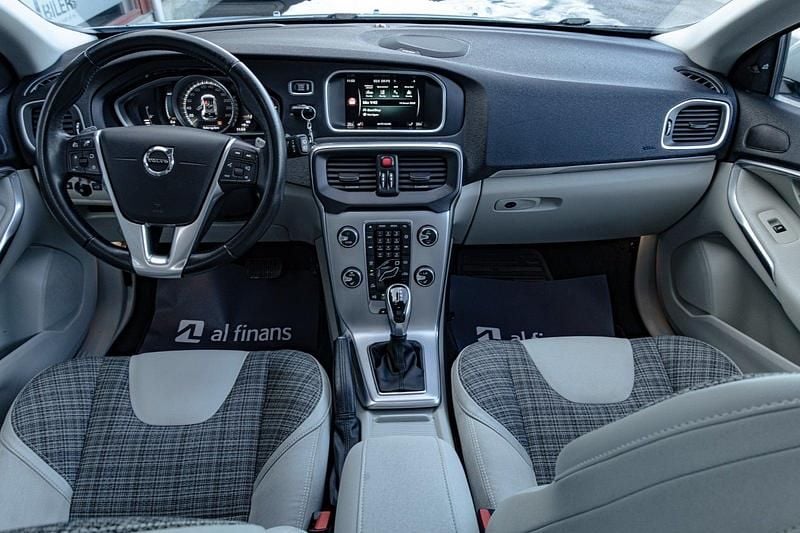 Brugt Volvo V40 Momentum 150 HK (110 kW) 2017 Turkis Hatchback