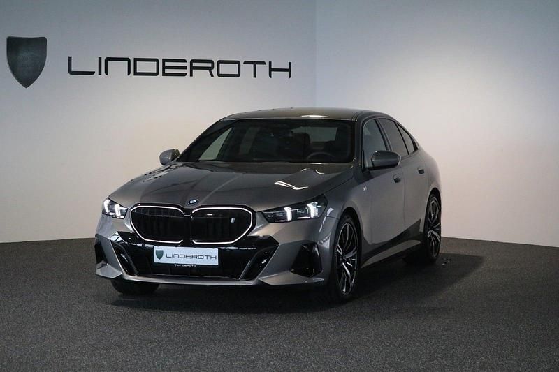 Gråmetal Brugt 2025 BMW i5 M Sport Sedan | 585.000 kr. (Fair pris) - Billede 1/4