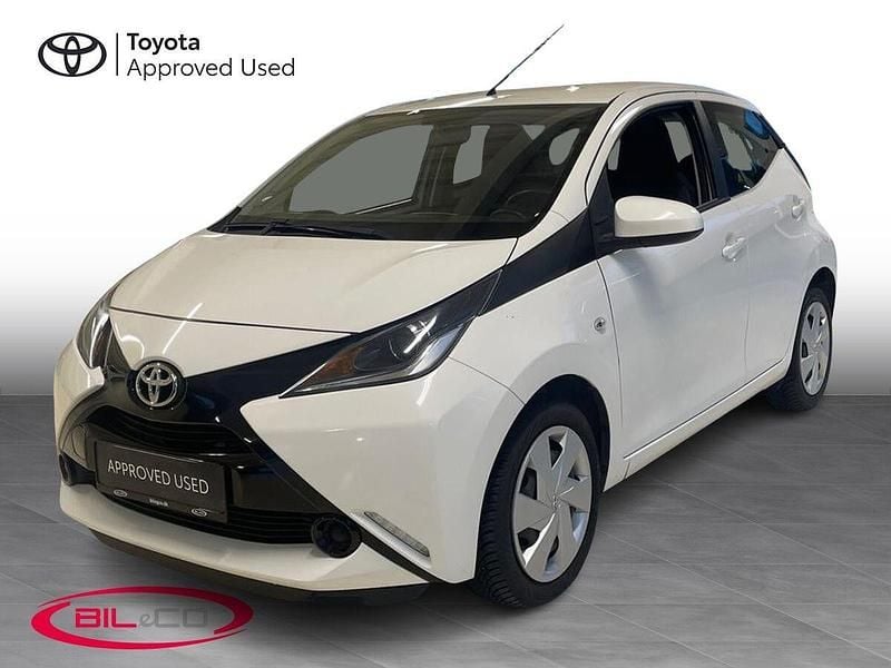 068 white Brugt 2017 Toyota Aygo x-press Hatchback | 64.900 kr. (Fair pris) - Billede 1/3