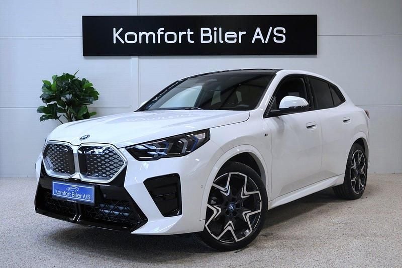 Hvid Brugt 2024 BMW iX2 M Sport SUV | 357.900 kr. (Fair pris) - Billede 1/4