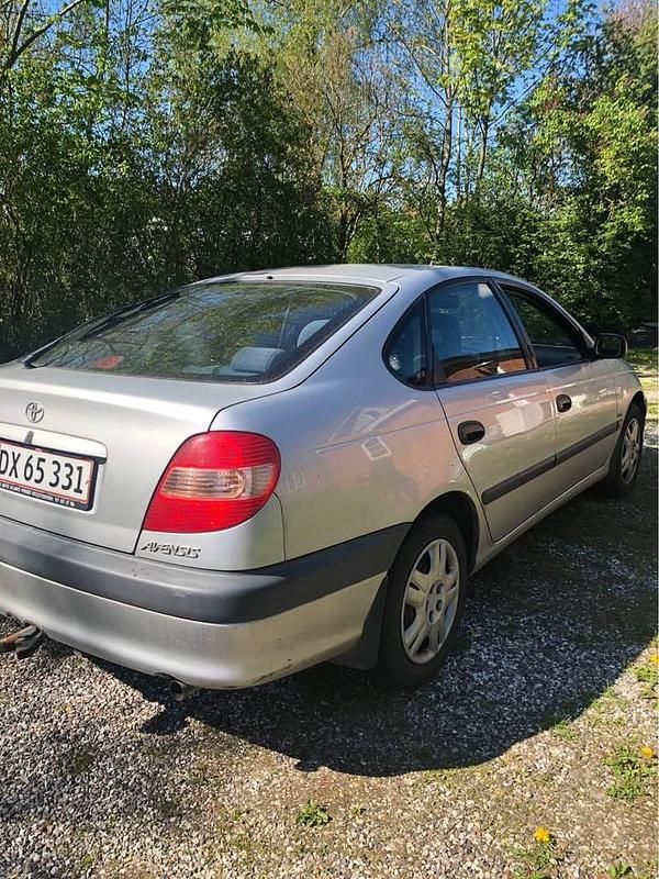 Brugt Toyota Avensis 129 HK (94 kW) 2002 Hatchback