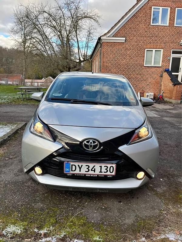 Grå Brugt 2015 Toyota Aygo Hatchback | 57.000 kr. (Fair pris) - Billede 1/4
