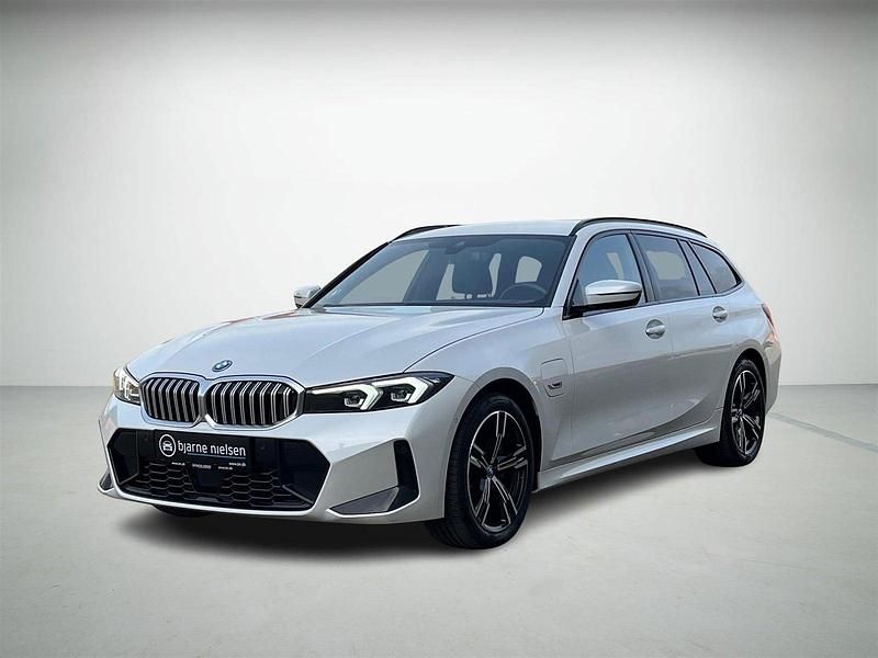 Hvidmetal Brugt 2023 BMW 320e M Sport Stationcar | 349.900 kr. (Fair pris) - Billede 1/4