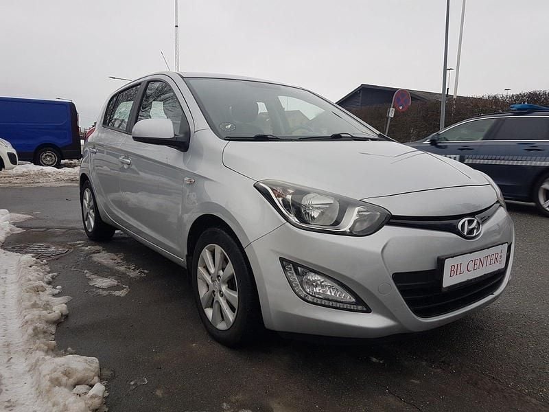Brugt Hyundai i20 Comfort 100 HK (73 kW) 2014 Sølvmetal Hatchback