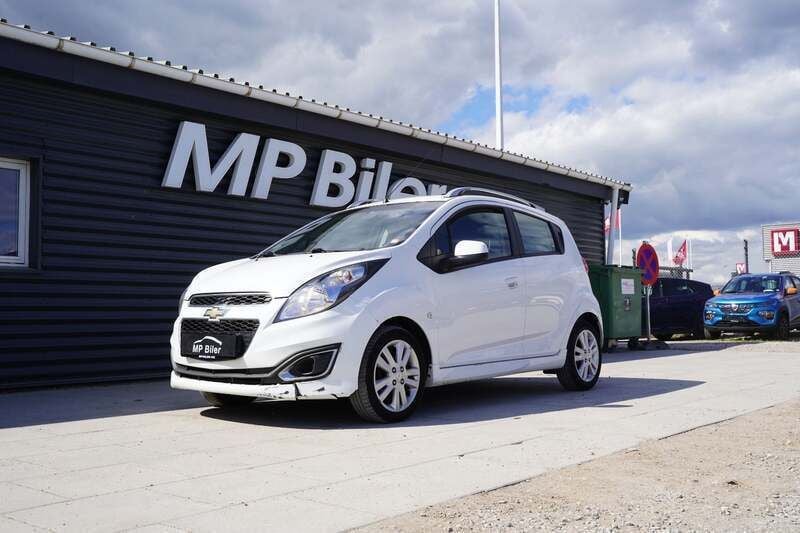 Hvid Brugt 2013 Chevrolet Spark LTZ Hatchback | 24.900 kr. (God pris) - Billede 1/4