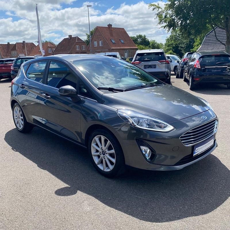 Gråmetal Brugt 2017 Ford Fiesta Titanium Hatchback | 99.900 kr. (Lidt for dyr) - Billede 1/4