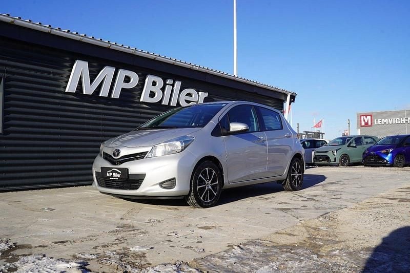 Sølvmetal Brugt 2014 Toyota Yaris T2 Hatchback | 49.900 kr. (God pris) - Billede 1/4