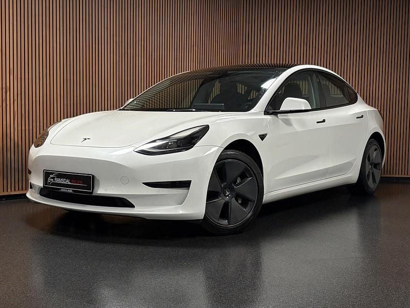 Hvid Brugt 2022 Tesla Model 3 RWD Sedan | 214.995 kr. (Fair pris) - Billede 1/4