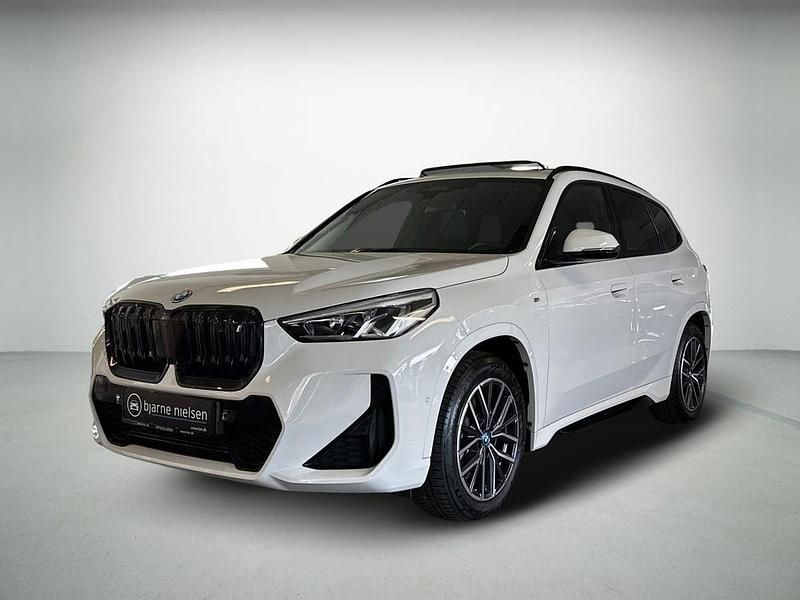 Hvidmetal Brugt 2023 BMW iX1 M Sport SUV | 354.900 kr. (Fair pris) - Billede 1/4