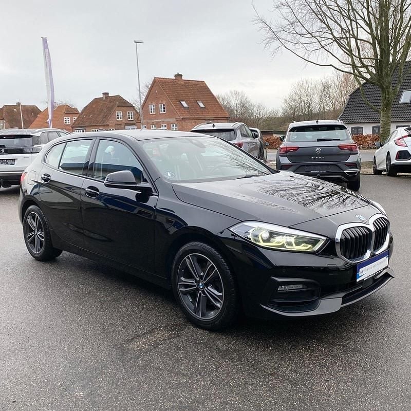 Sortmetal Brugt 2020 BMW 118 Sport Line Hatchback | 199.900 kr. (Fair pris) - Billede 1/4