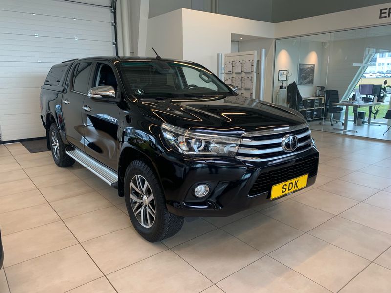 218 attitude black mc. Brugt 2018 Toyota HiLux T4 Afhentning | 249.900 kr. - Billede 1/4