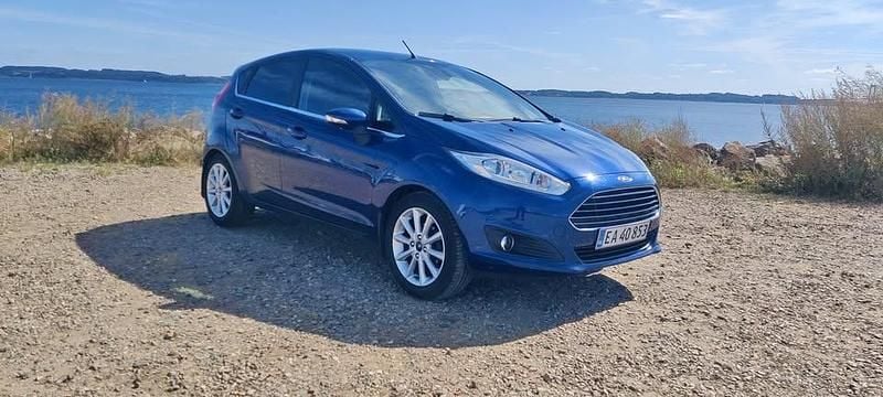 Blå Brugt 2014 Ford Fiesta Titanium Hatchback | 58.995 kr. (Fair pris) - Billede 1/4