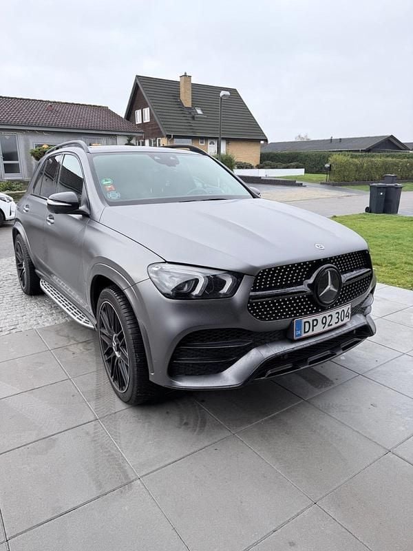 Merlemors hvid med grå folie på Brugt 2021 Mercedes GLE350 AMG line SUV | 750.000 kr. (Super pris) - Billede 1/8