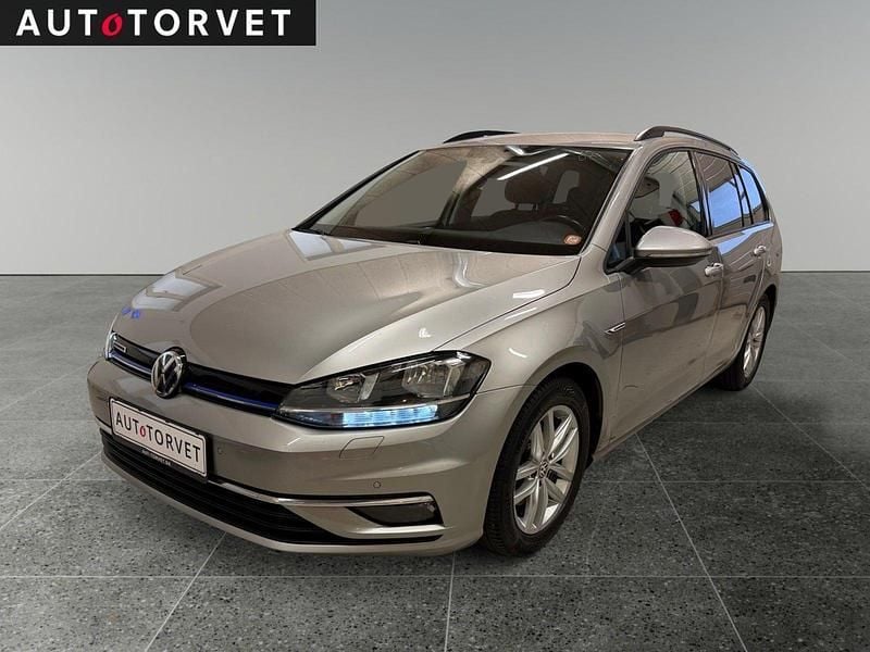 Champagnemetal Brugt 2018 VW Golf VII Comfortline Stationcar | 109.700 kr. (God pris) - Billede 1/4
