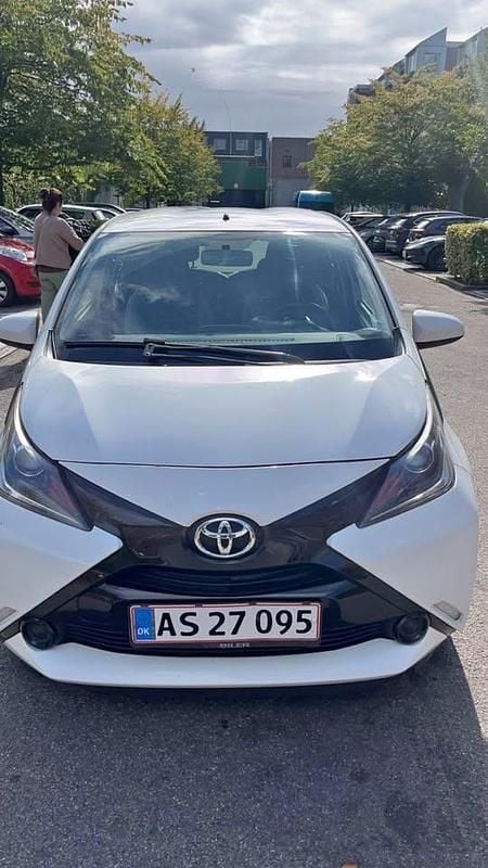 Hvid Brugt 2015 Toyota Aygo Hatchback | 57.000 kr. (Fair pris) - Billede 1/4