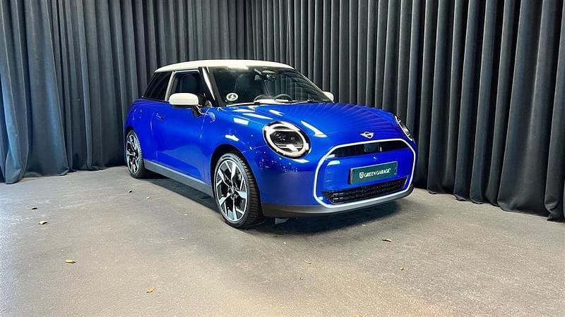 Blazing blue Brugt 2024 Mini Cooper Favoured Hatchback | 244.900 kr. - Billede 1/1