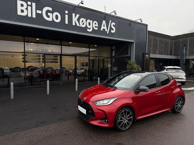 Rød Brugt 2022 Toyota Yaris Hybrid Sport Hatchback | 214.900 kr. (God pris) - Billede 1/4