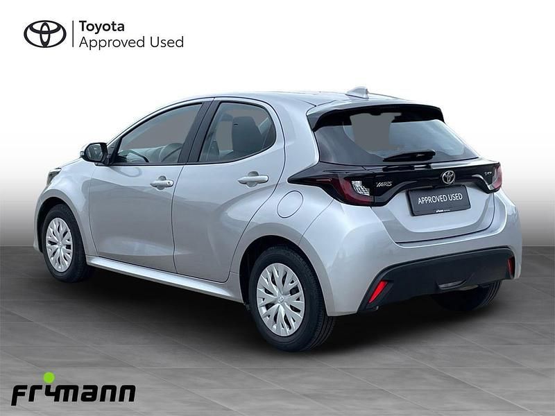 Shimmering silver Brugt 2024 Toyota Yaris Hybrid Hatchback | 209.990 kr. (God pris) - Billede 1/3