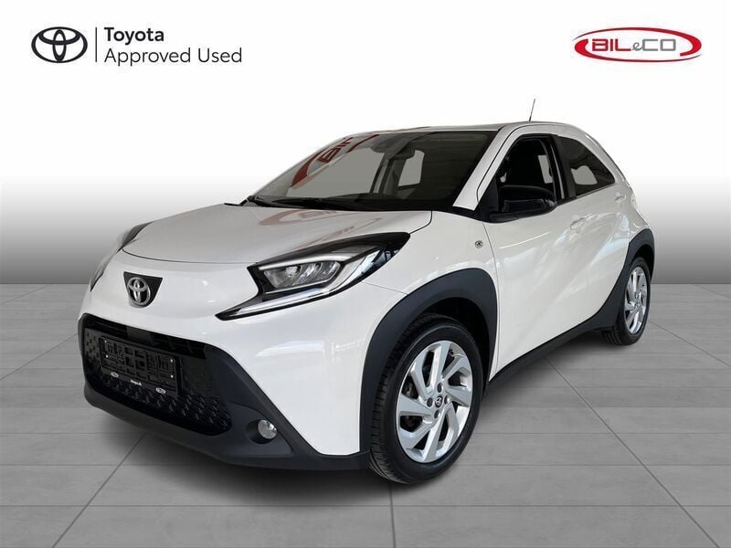 040 pure white Brugt 2023 Toyota Aygo Active Hatchback | 139.900 kr. (Fair pris) - Billede 1/4