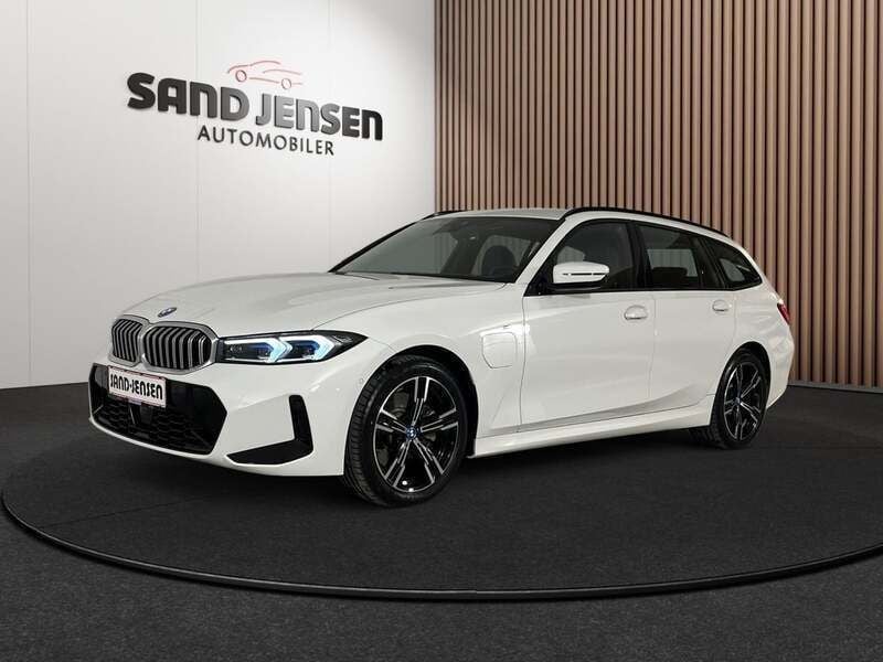 Hvid Brugt 2023 BMW 330e M Sport Stationcar | 319.900 kr. - Billede 1/4