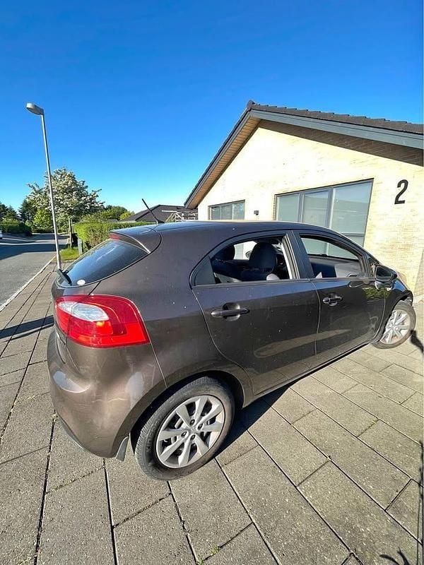Brun Brugt 2013 Kia Rio MPV | 39.500 kr. (Fair pris) - Billede 1/4