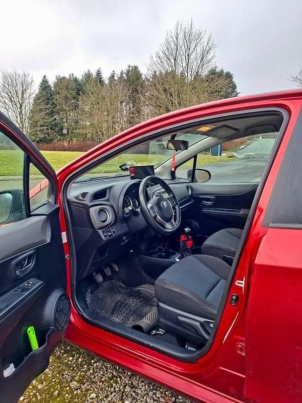 Brugt Toyota Yaris 90 HK (66 kW) 2011 Rød Hatchback